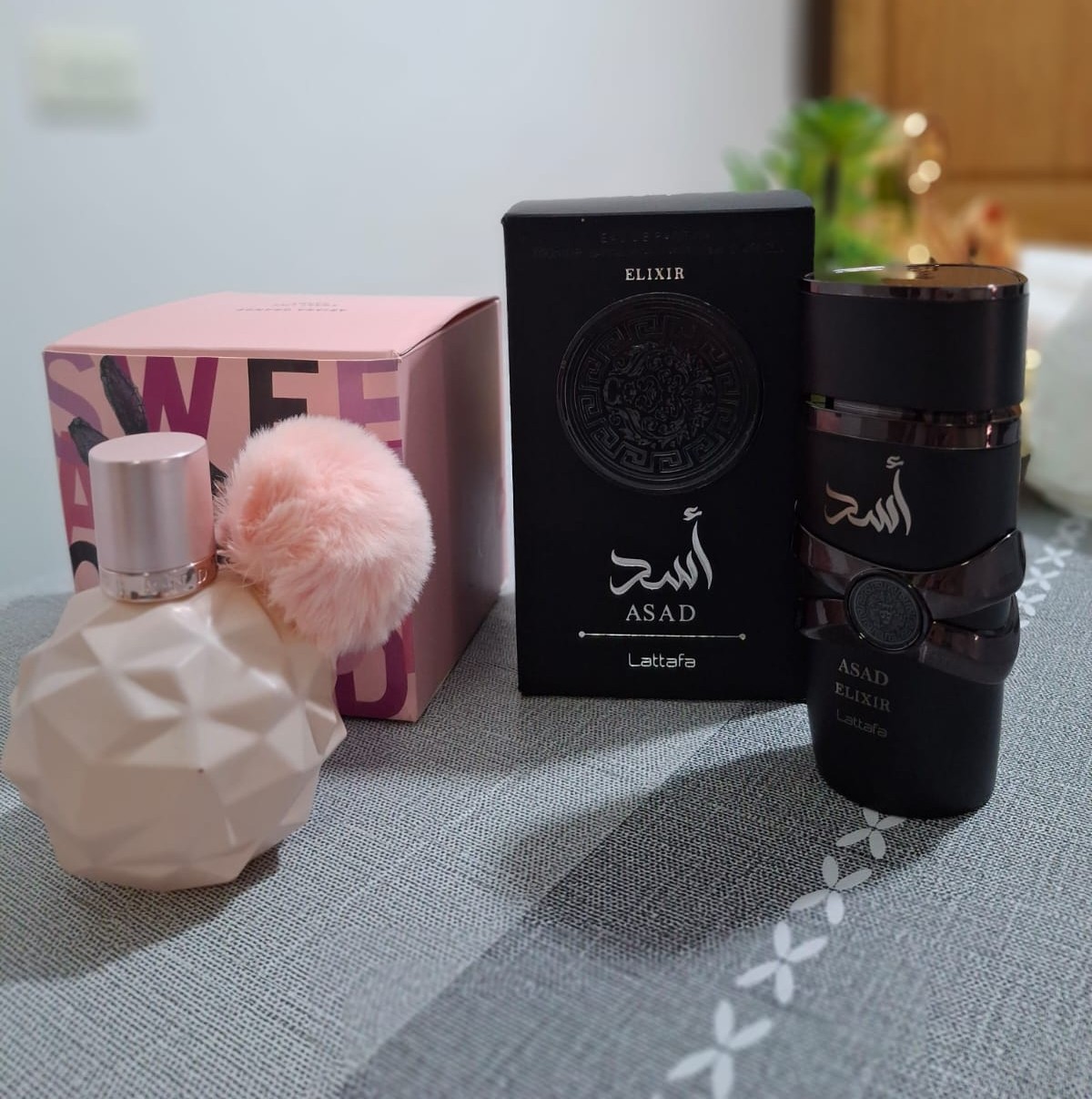 Foto real de Alejandra y Luisfer, clientes BEILÉ, con sus perfumes Asad y Sweet Like Candy