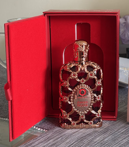 Foto real de Marisol C., clienta BEILÉ, con su perfume Orientica Amber Rouge