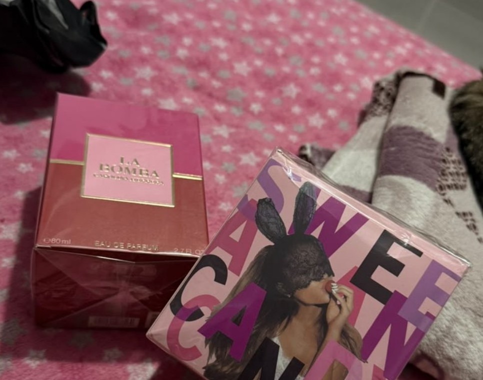 Foto real de Sofia V., clienta BEILÉ, con sus perfumes Sweet Like Candy y La Bomba